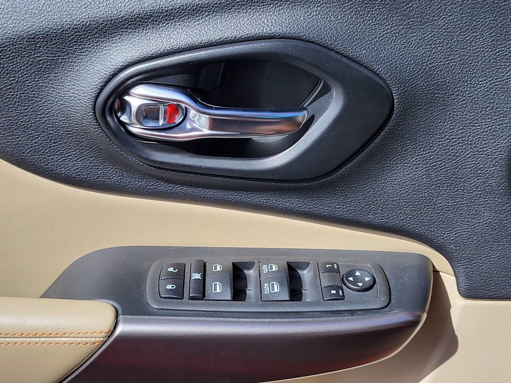 Thumbnail: 2021 Jeep Cherokee - 23