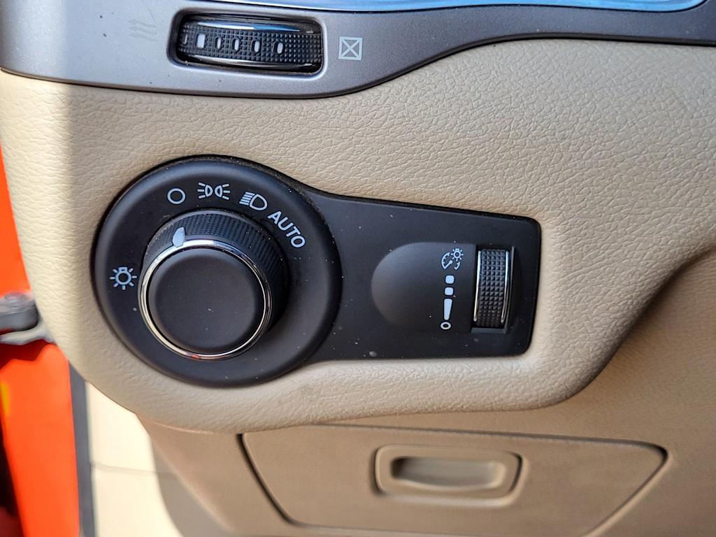 Thumbnail: 2021 Jeep Cherokee - 24