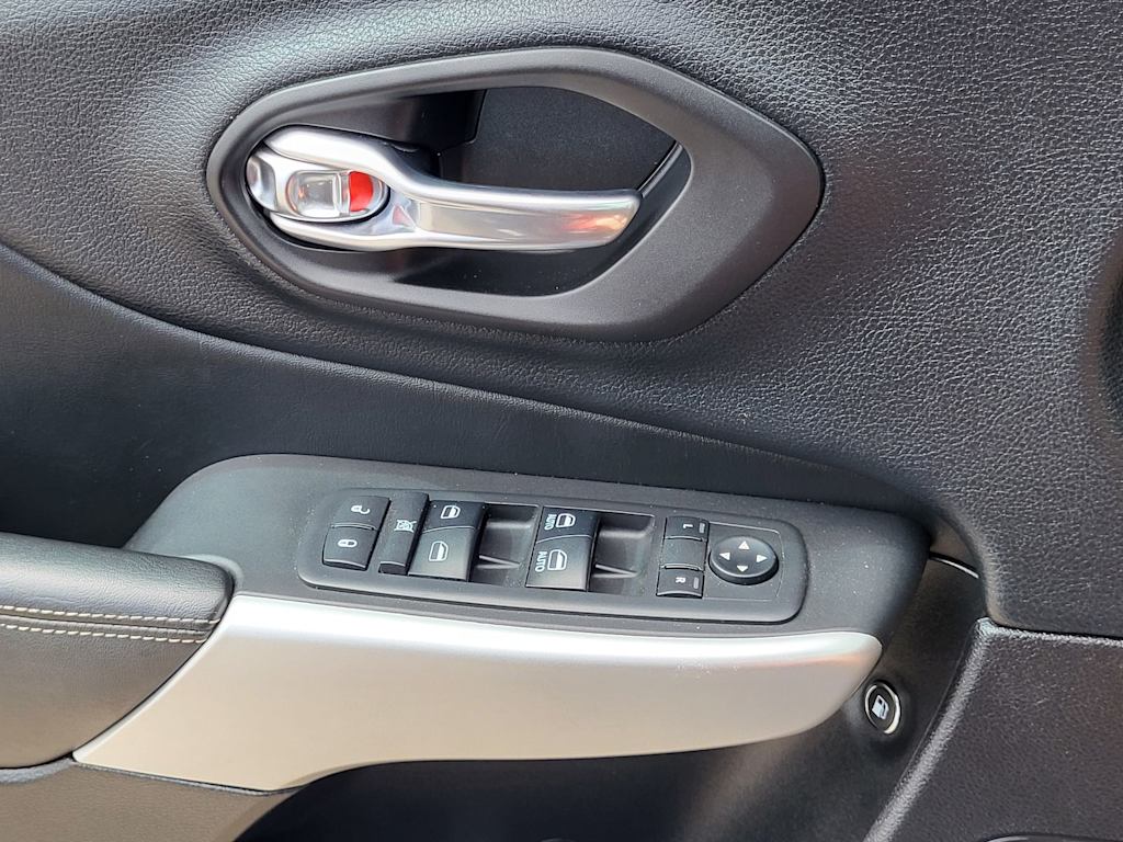 Thumbnail: 2018 Jeep Cherokee - 22
