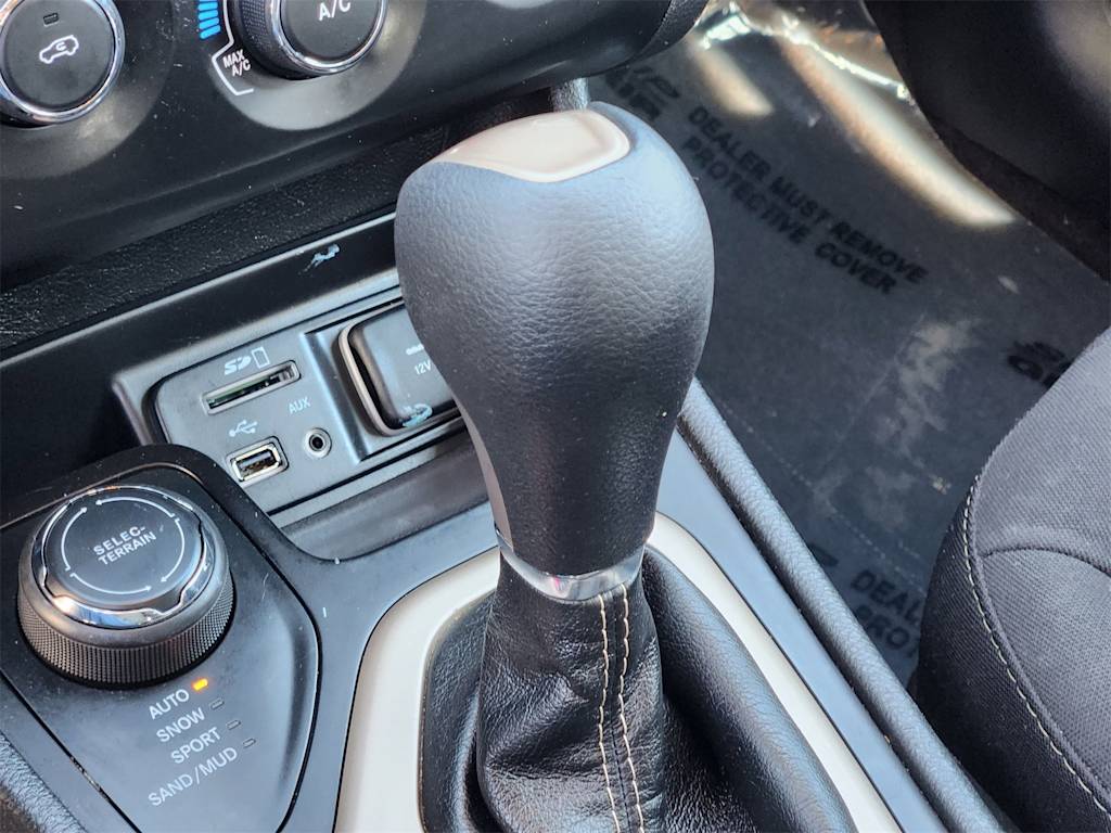 Thumbnail: 2018 Jeep Cherokee - 14