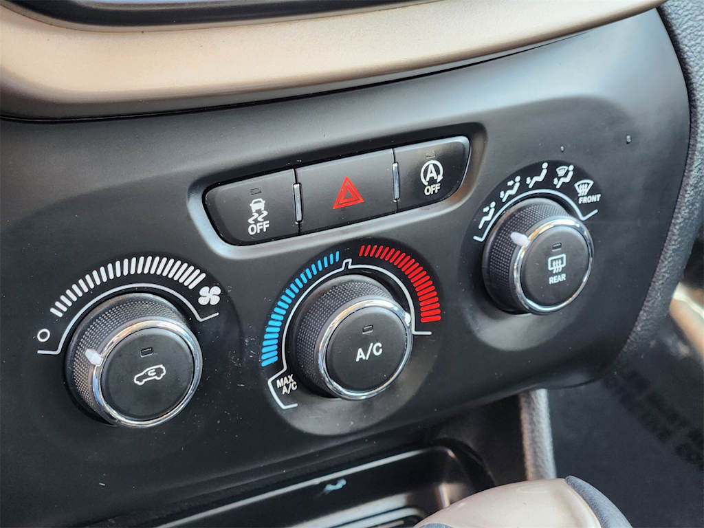 Thumbnail: 2018 Jeep Cherokee - 27