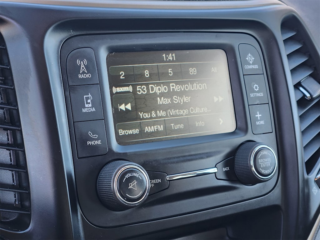 Thumbnail: 2018 Jeep Cherokee - 13