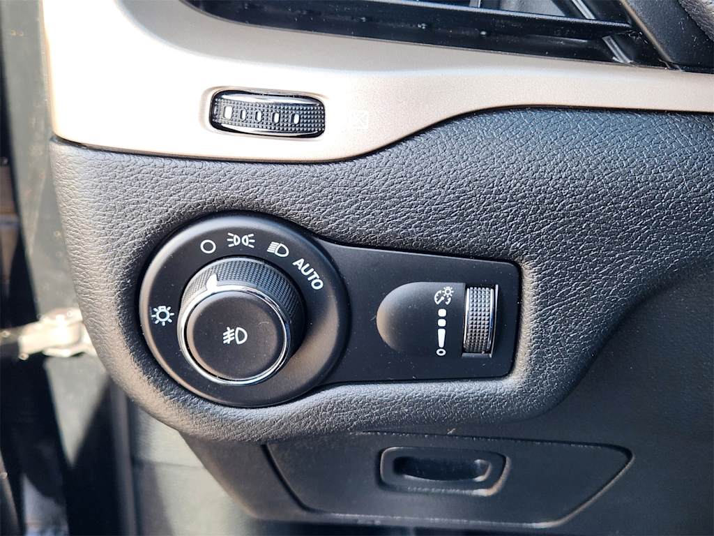 Thumbnail: 2018 Jeep Cherokee - 22