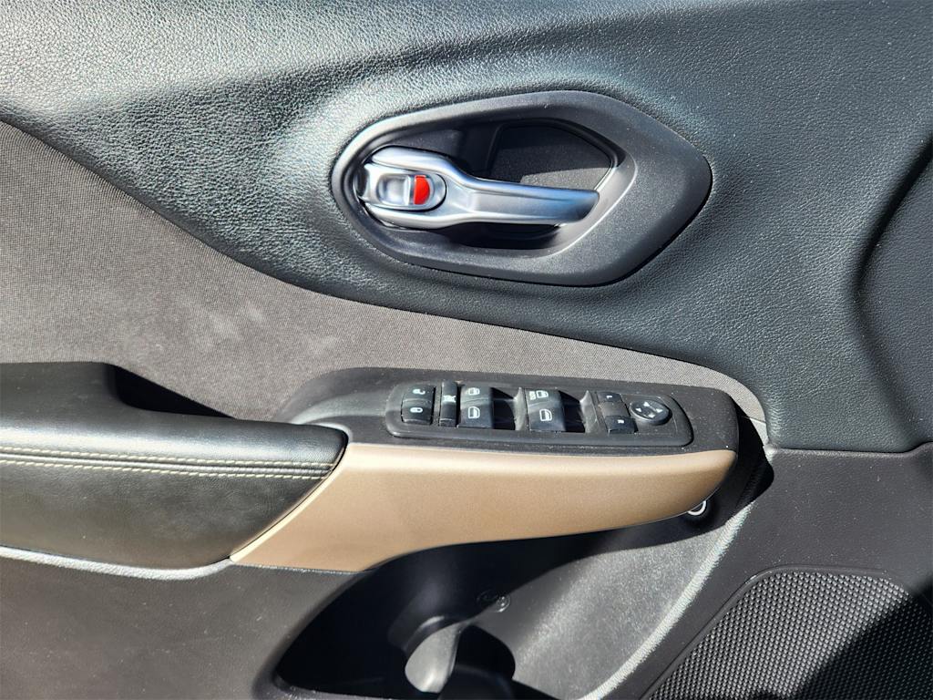 Thumbnail: 2018 Jeep Cherokee - 21