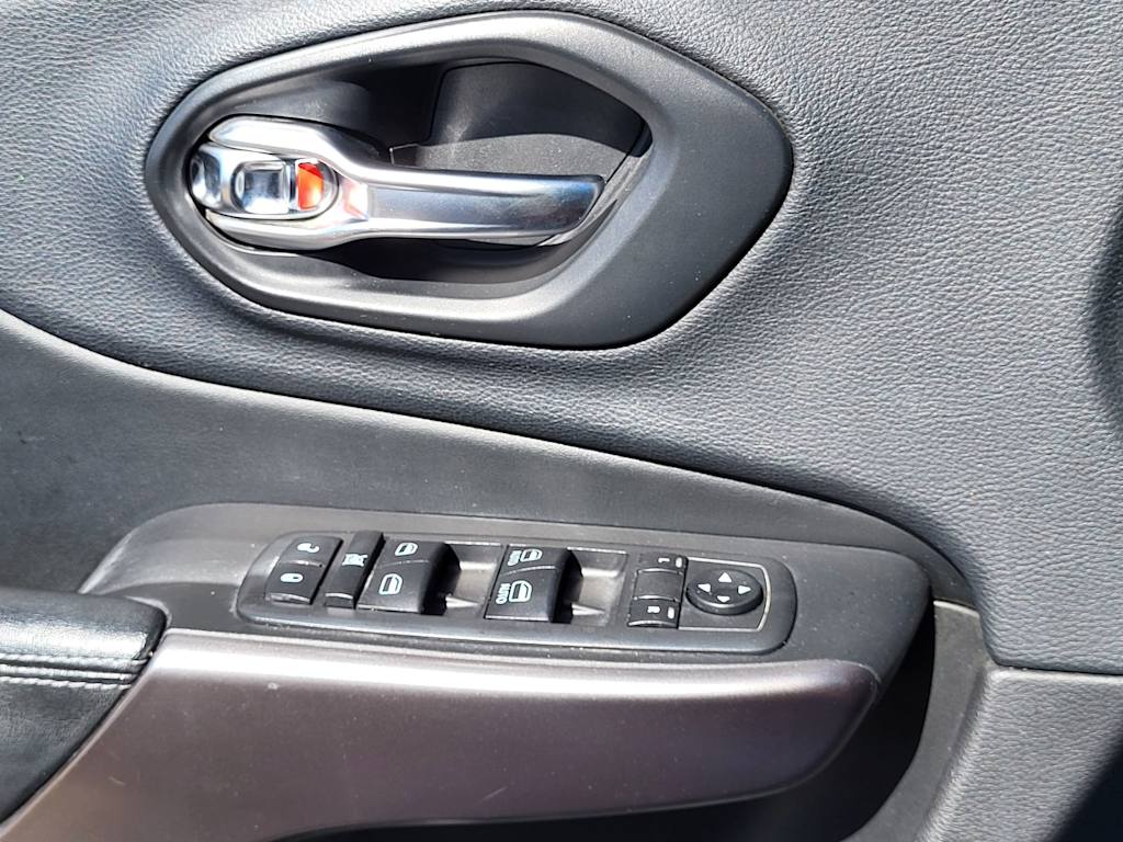 Thumbnail: 2019 Jeep Cherokee - 25