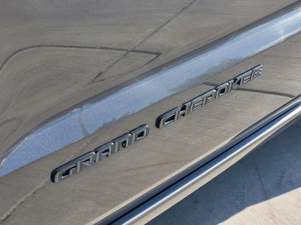 Thumbnail: 2017 Jeep Grand Cherokee - 21