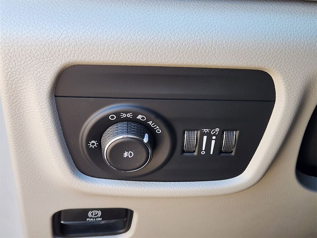 Thumbnail: 2022 Jeep Grand Cherokee - 22