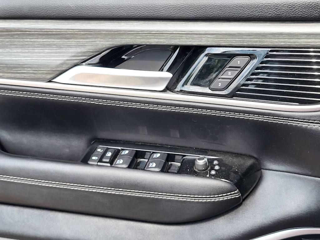 Thumbnail: 2023 Jeep Wagoneer - 23