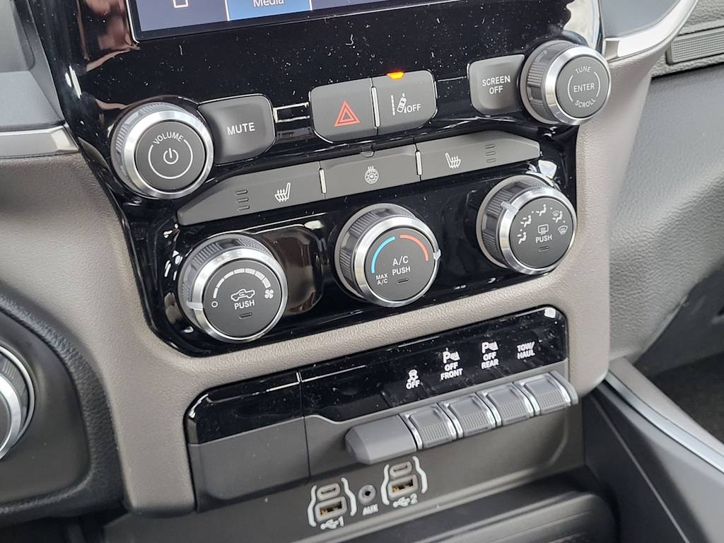 Thumbnail: 2026 RAM 1500 - 18