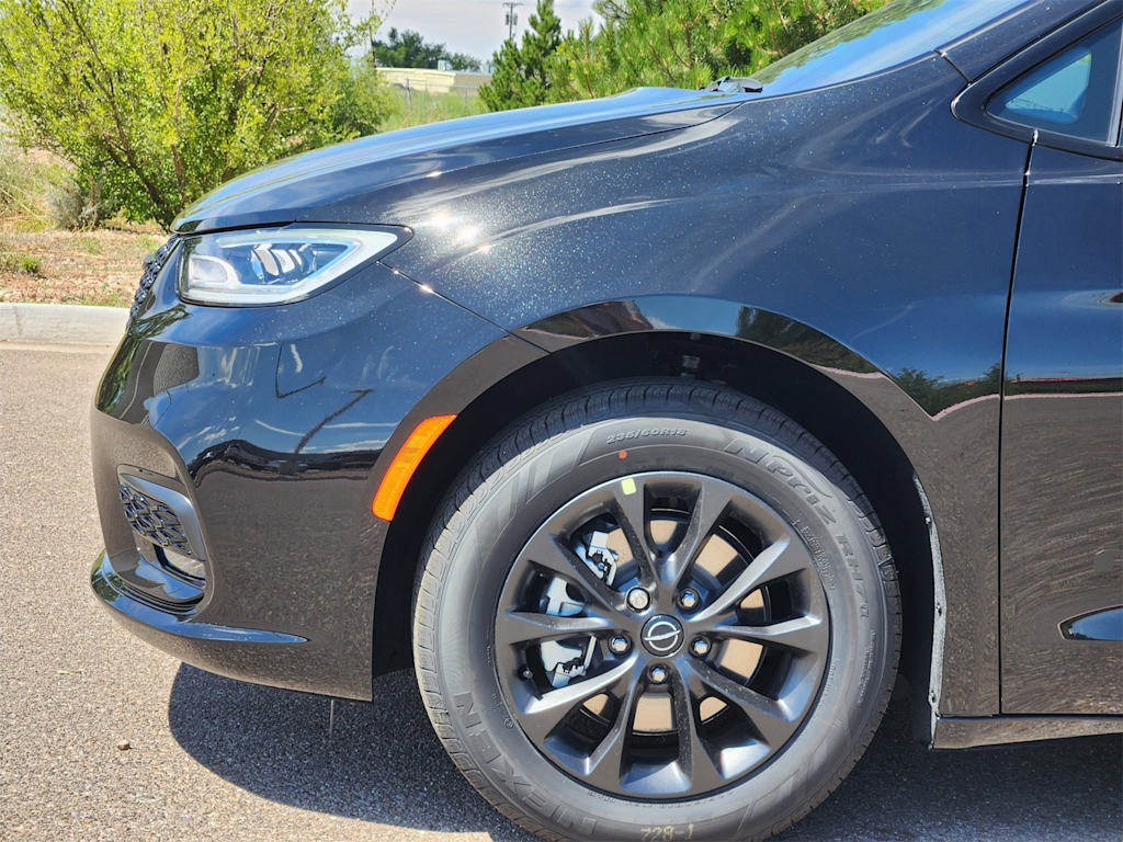 Thumbnail: 2025 Chrysler Pacifica - 8