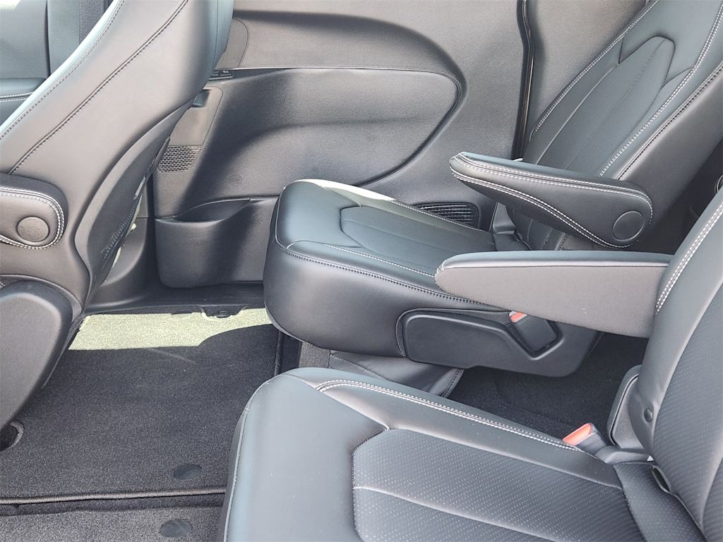 Thumbnail: 2025 Chrysler Pacifica - 11