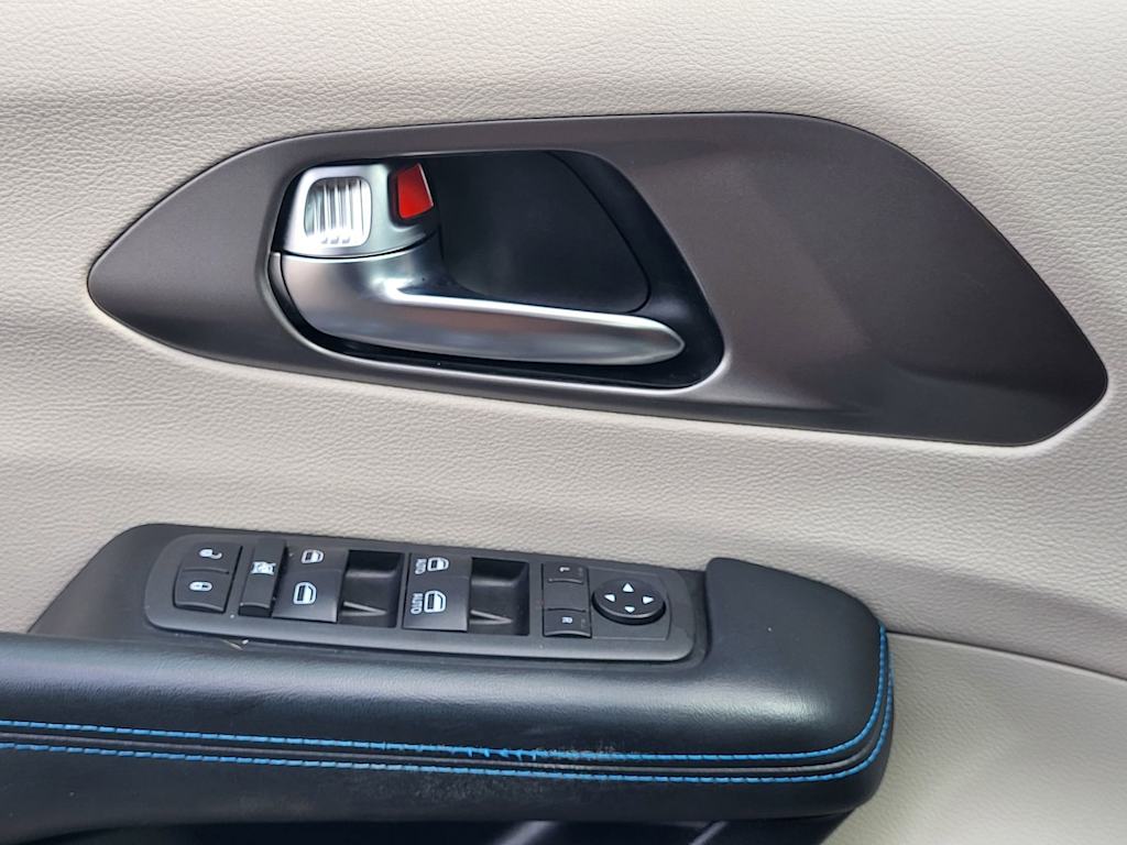 Thumbnail: 2021 Chrysler Pacifica - 21