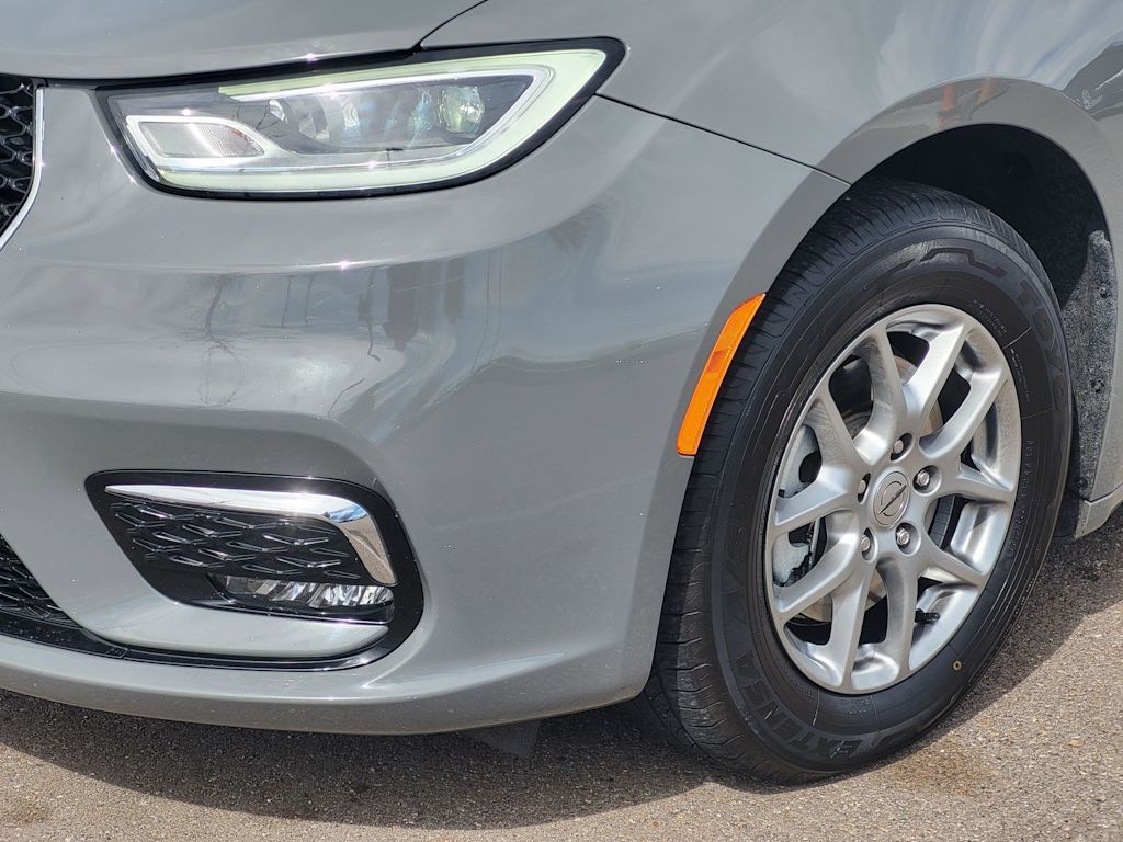 Thumbnail: 2021 Chrysler Pacifica - 18