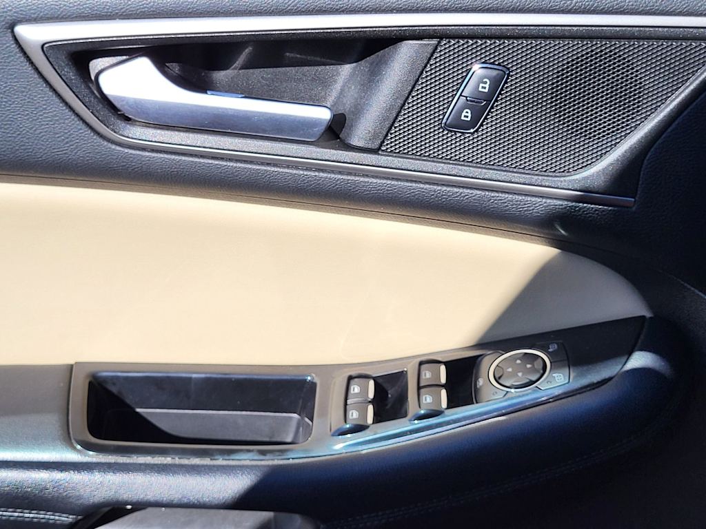 Thumbnail: 2017 Ford Edge - 23