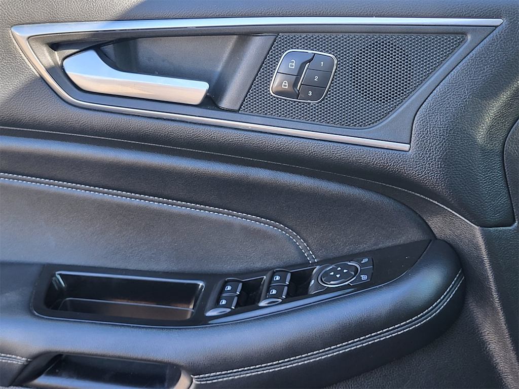 Thumbnail: 2017 Ford Edge - 23