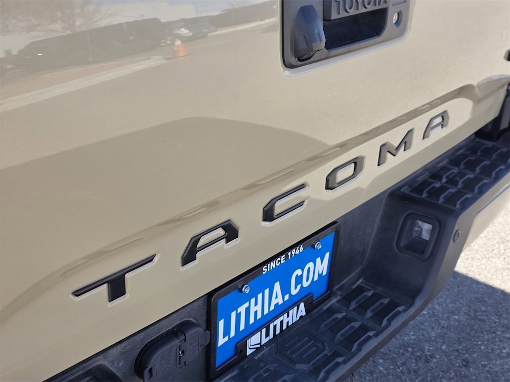 Thumbnail: 2018 Toyota Tacoma - 7