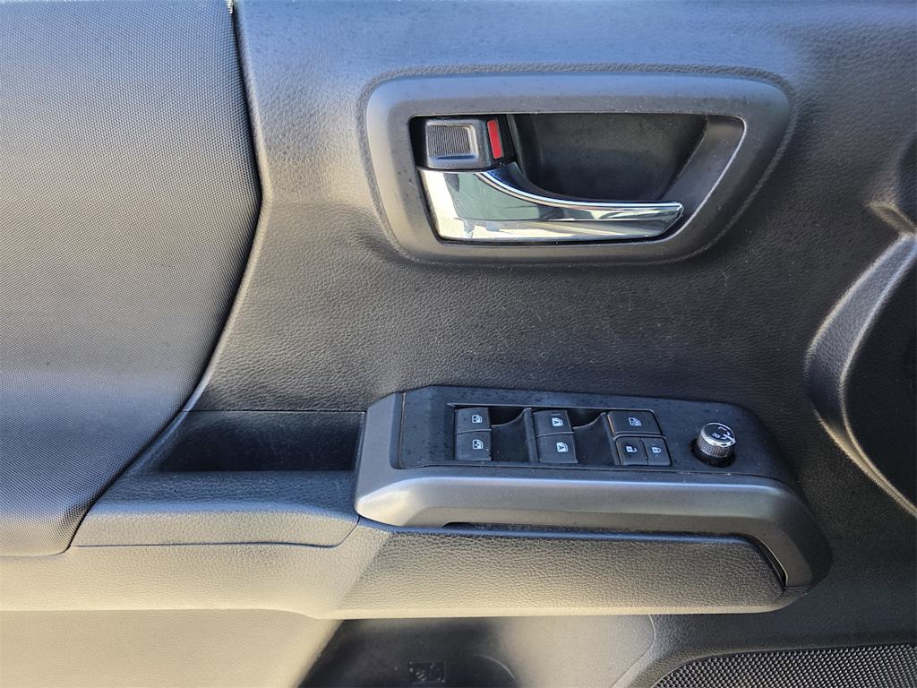 Thumbnail: 2018 Toyota Tacoma - 18