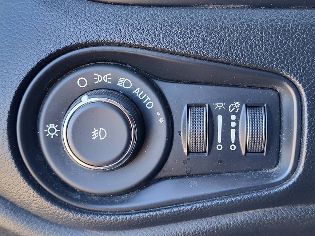 Thumbnail: 2020 Jeep Renegade - 24