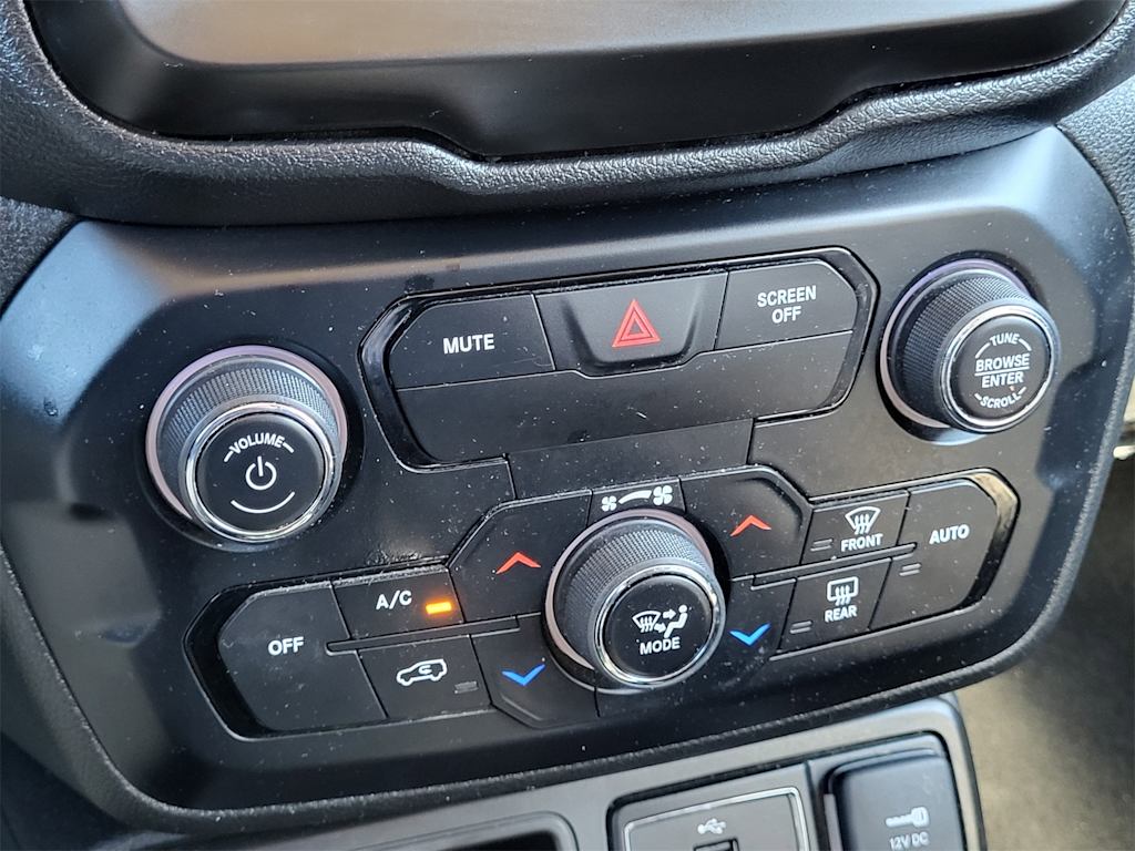 Thumbnail: 2020 Jeep Renegade - 23