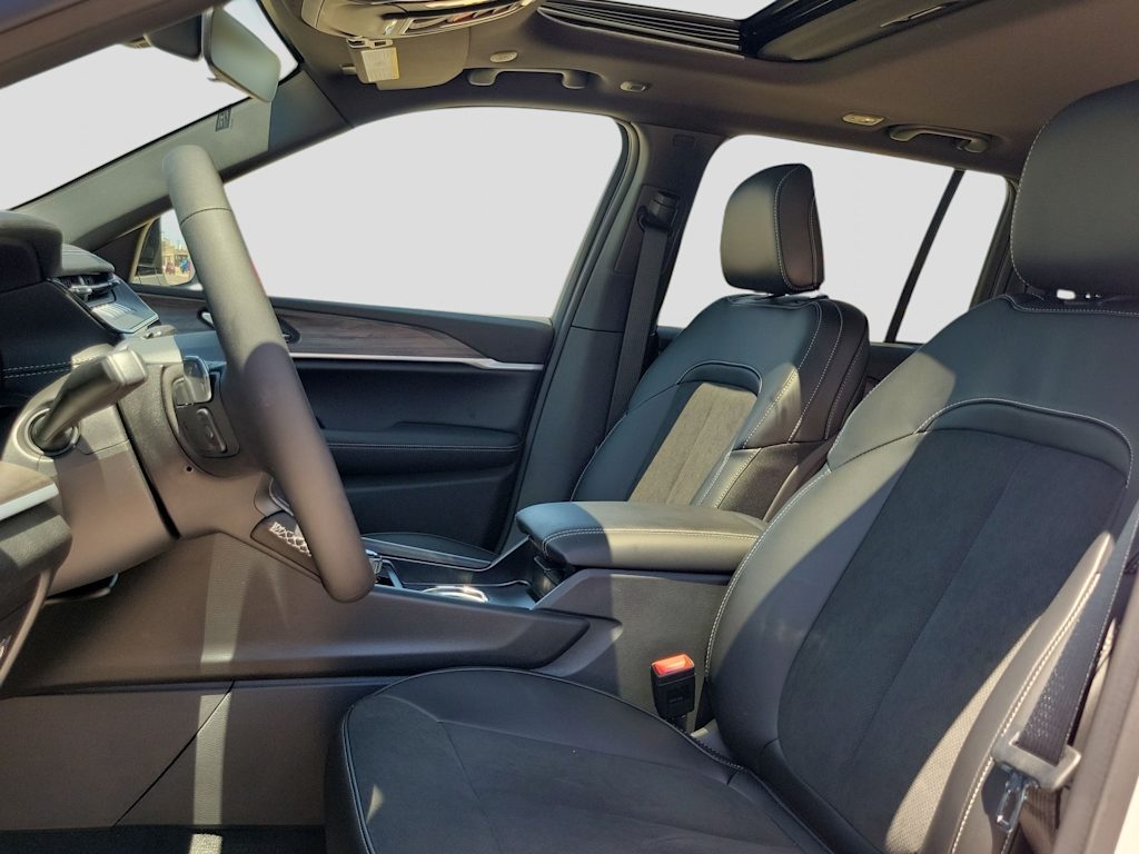 Thumbnail: 2026 Jeep Grand Cherokee - 11
