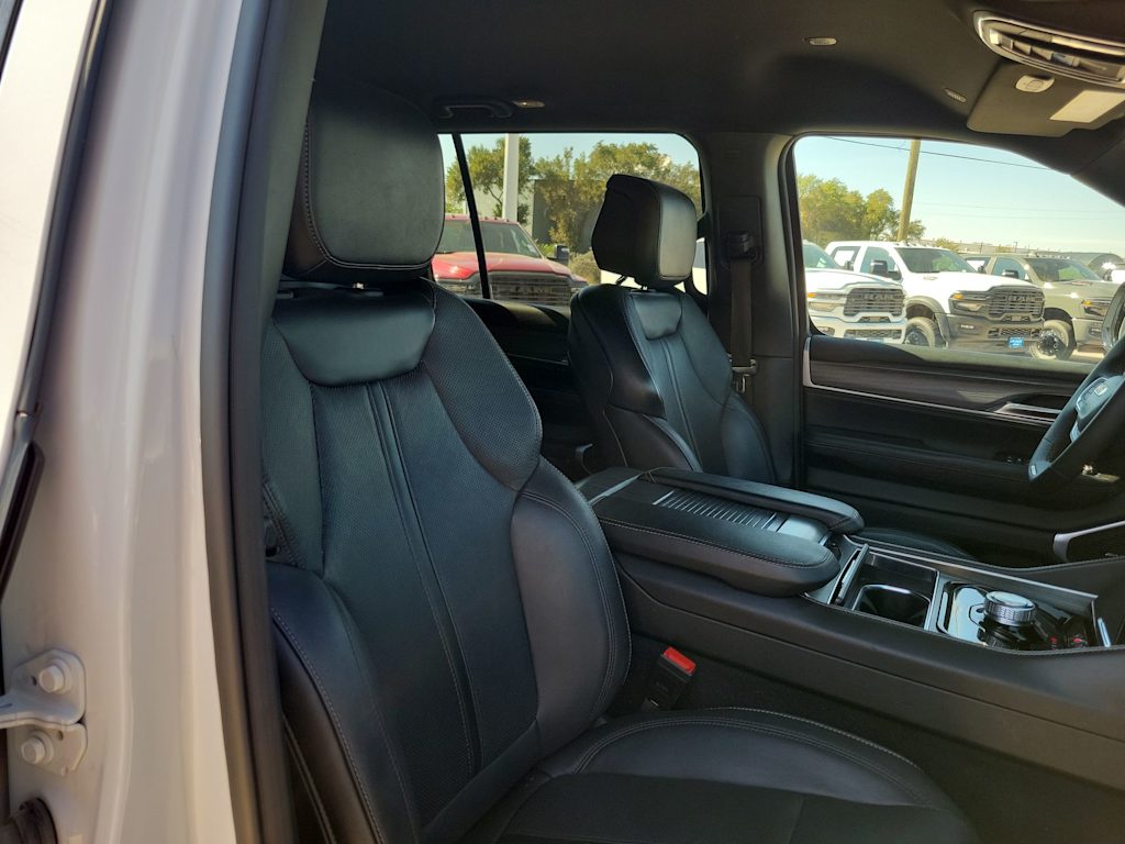 Thumbnail: 2024 Jeep Wagoneer - 12