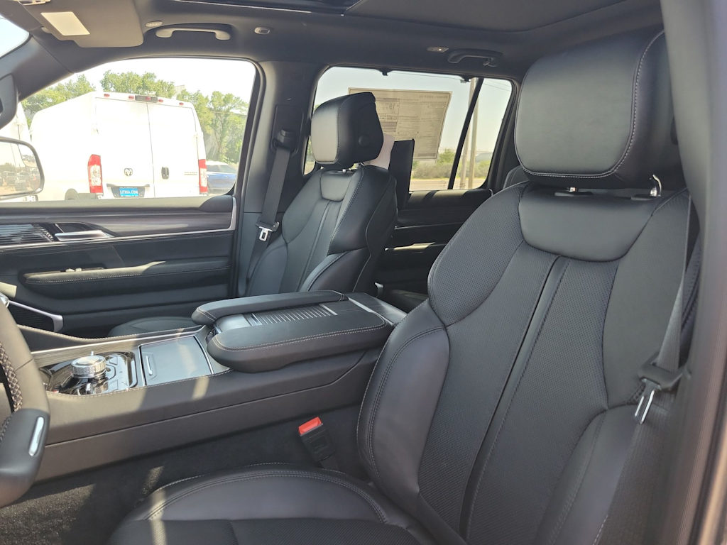 Thumbnail: 2024 Jeep Wagoneer - 10