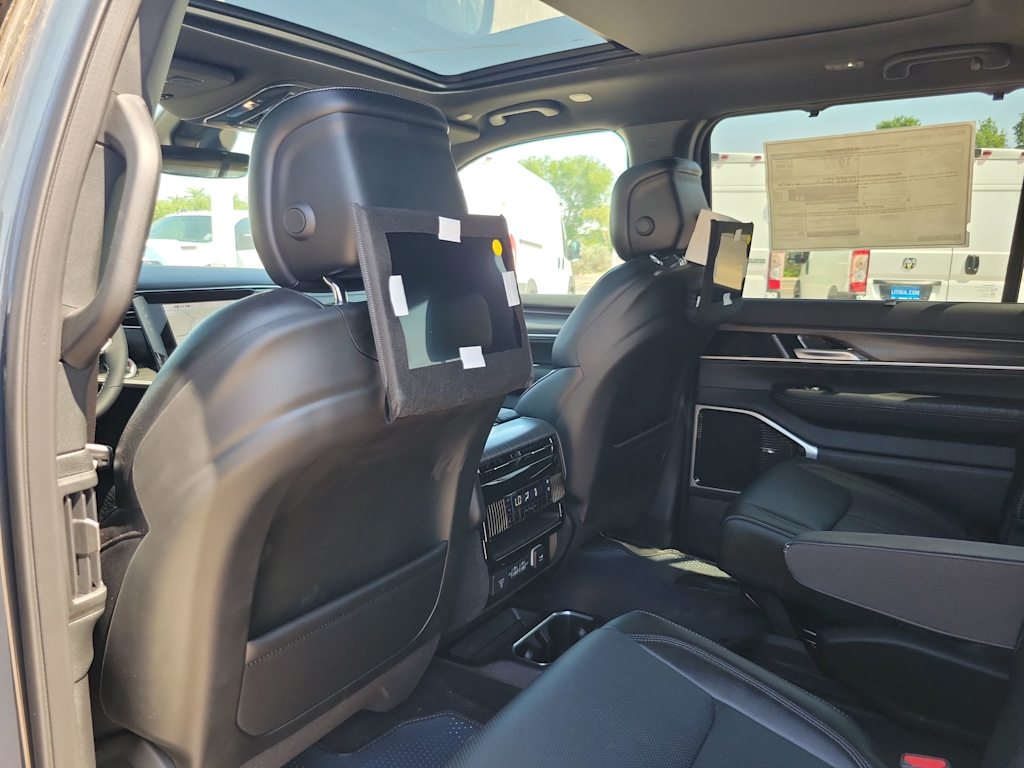 Thumbnail: 2024 Jeep Wagoneer - 12