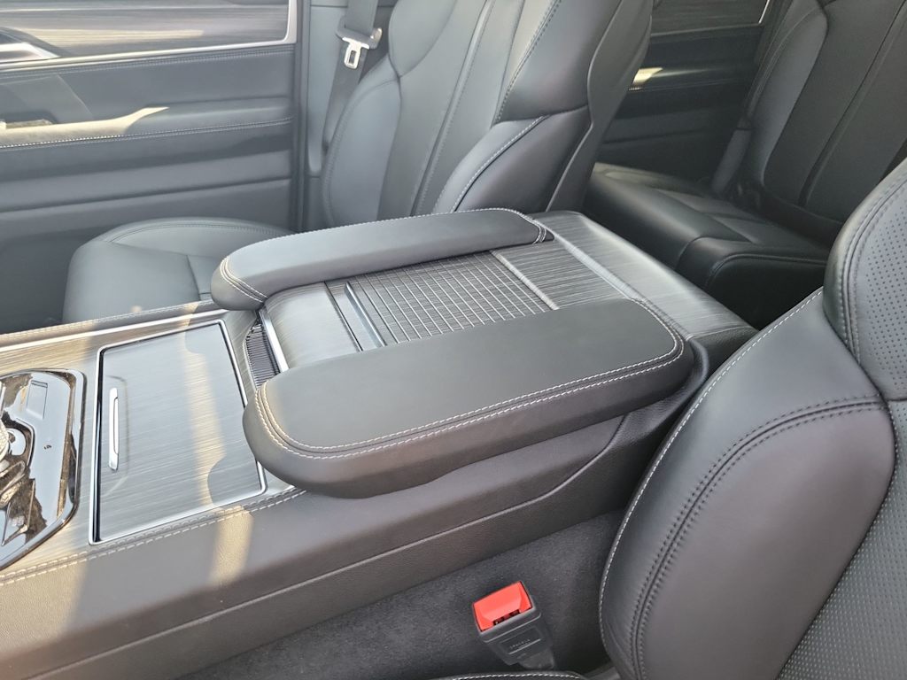 Thumbnail: 2024 Jeep Wagoneer - 21