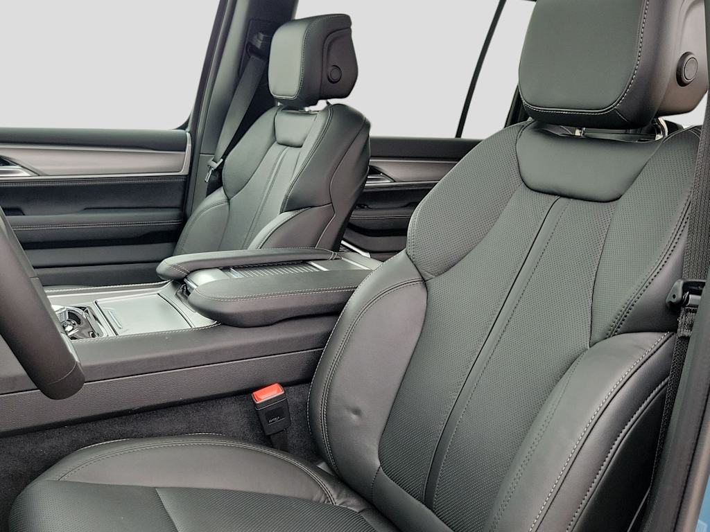Thumbnail: 2026 Jeep Grand Wagoneer - 10