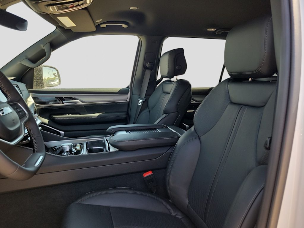 Thumbnail: 2026 Jeep Grand Wagoneer - 10