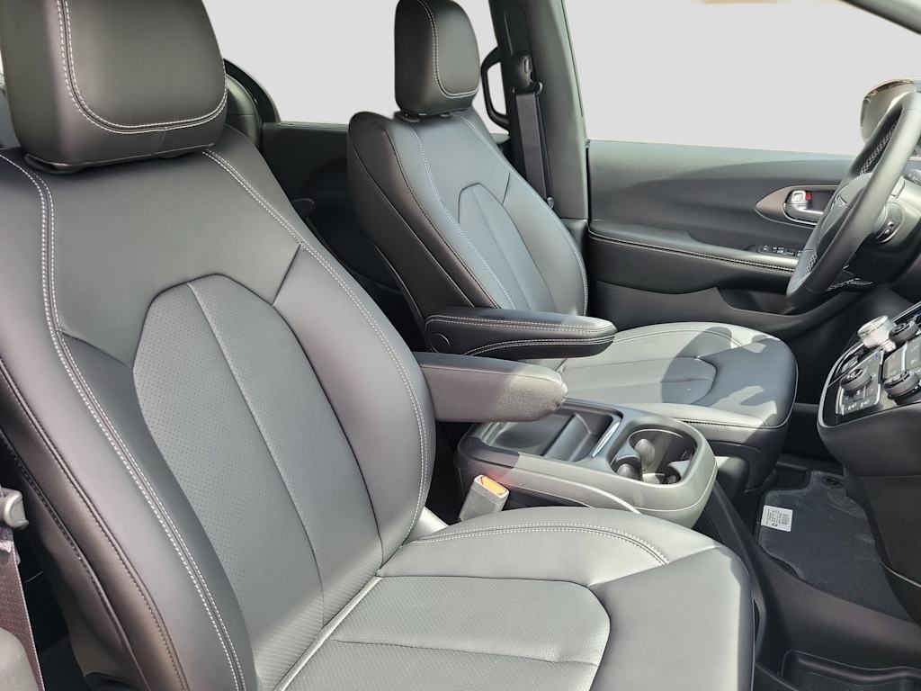 Thumbnail: 2027 Chrysler Pacifica - 11