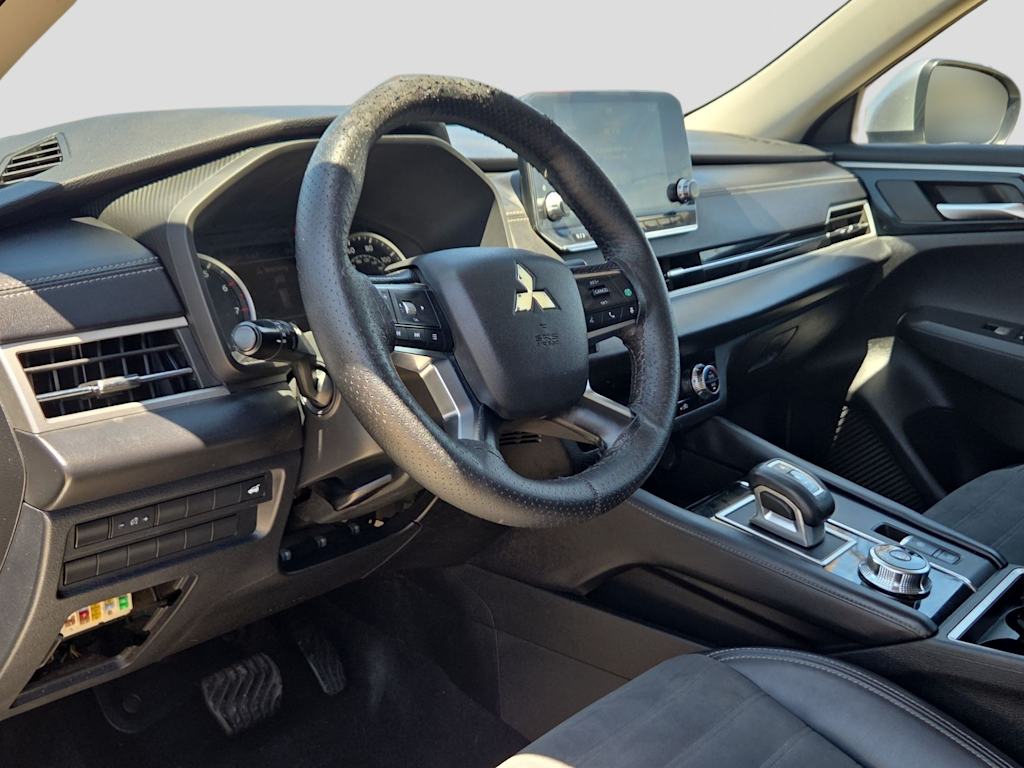 Thumbnail: 2022 Mitsubishi Outlander - 2