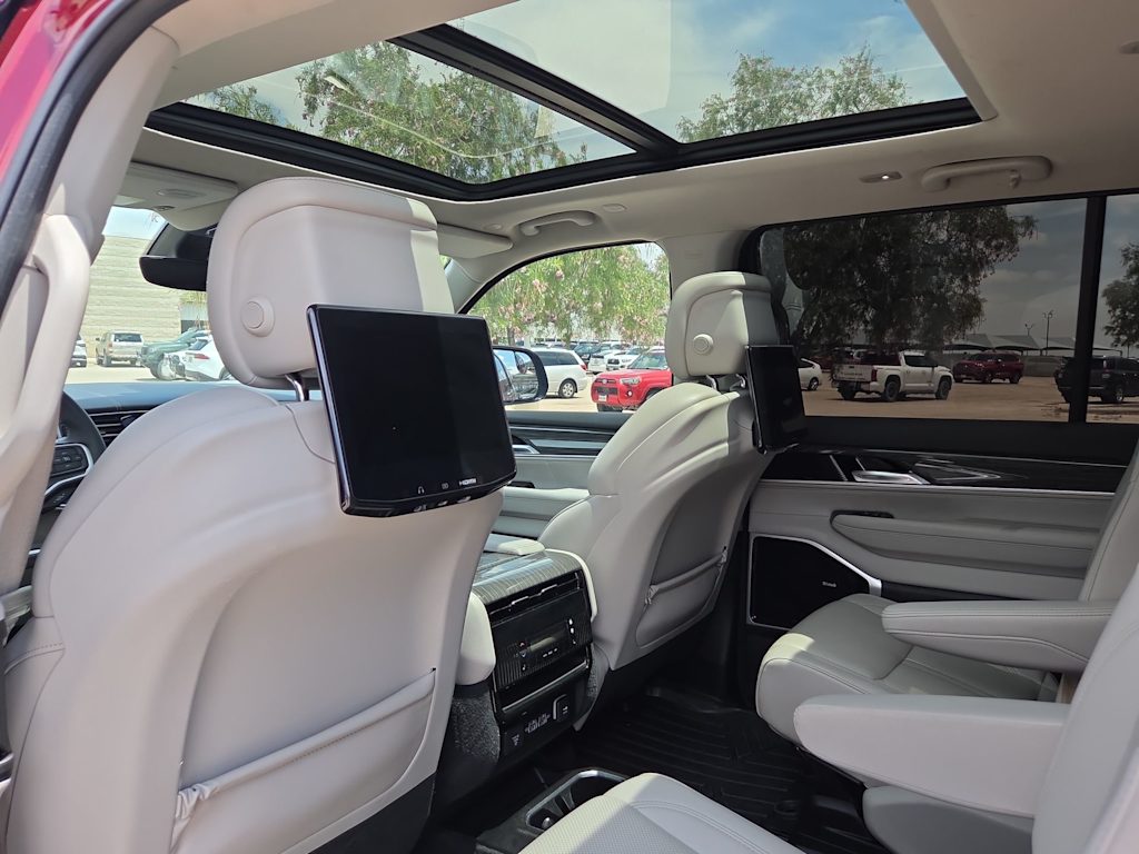 Thumbnail: 2022 Jeep Wagoneer - 14