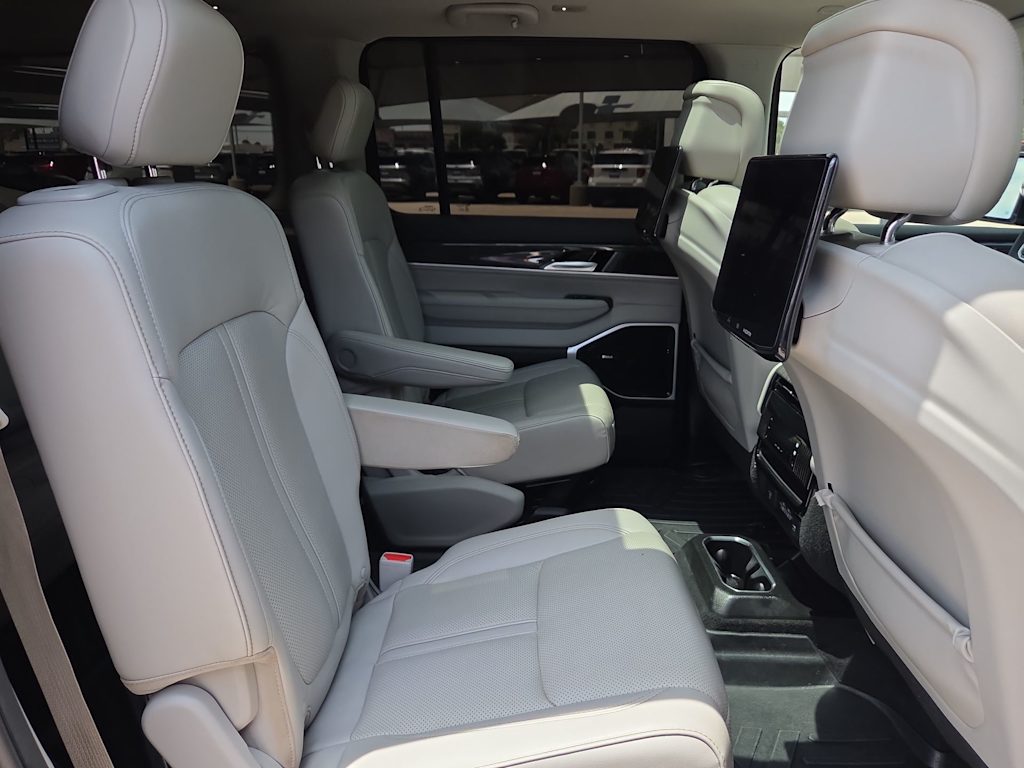 Thumbnail: 2022 Jeep Wagoneer - 23