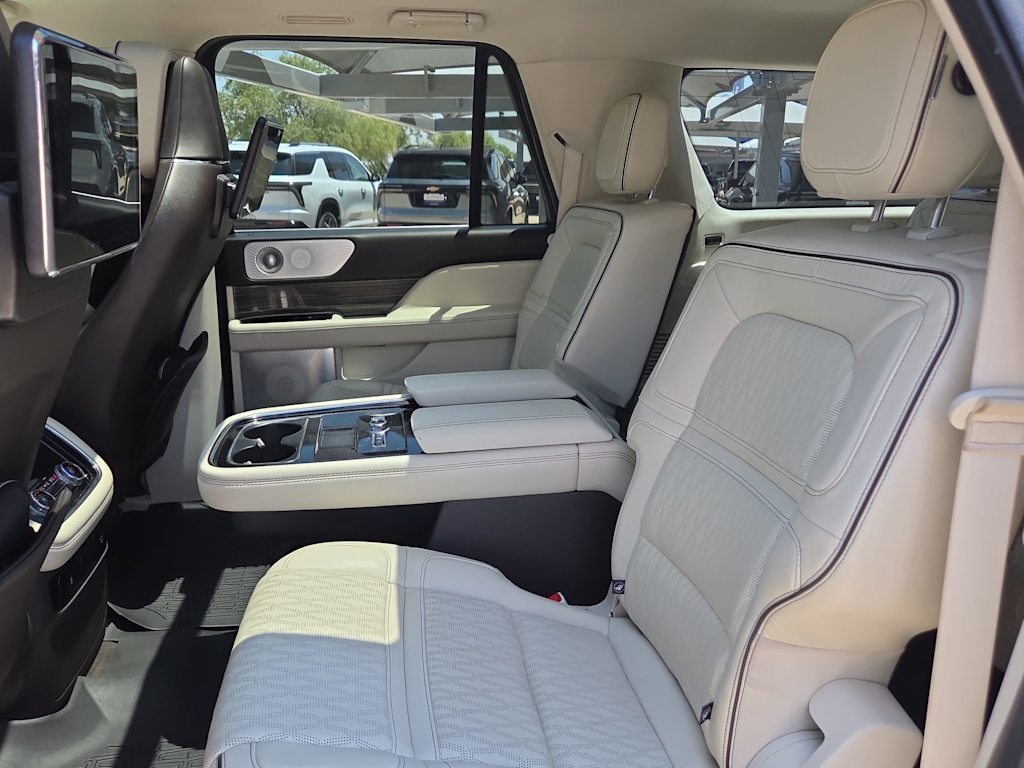 Thumbnail: 2020 Lincoln Navigator L - 11