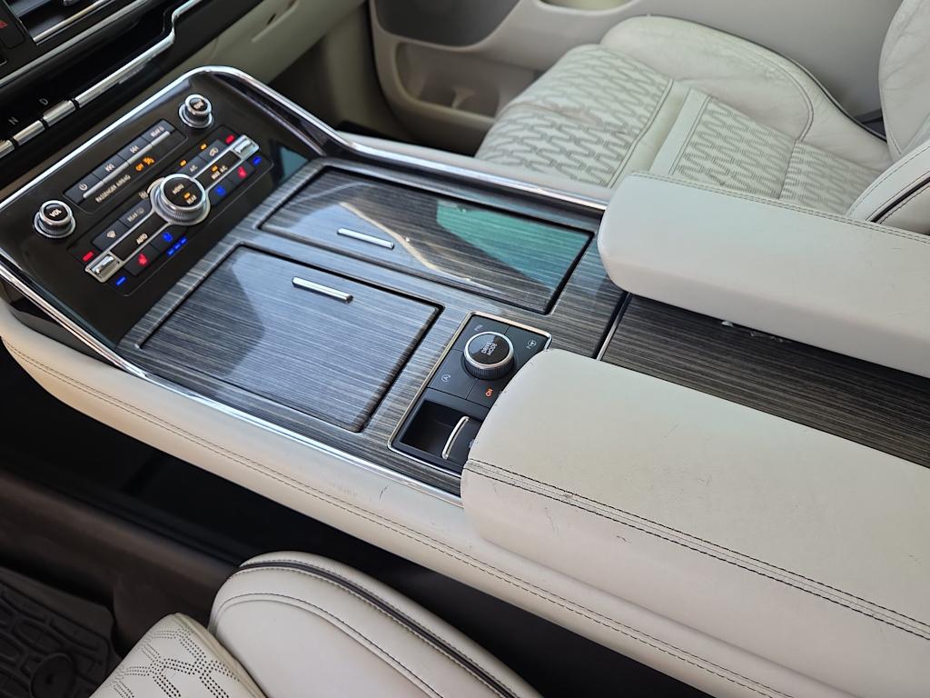 Thumbnail: 2020 Lincoln Navigator L - 16