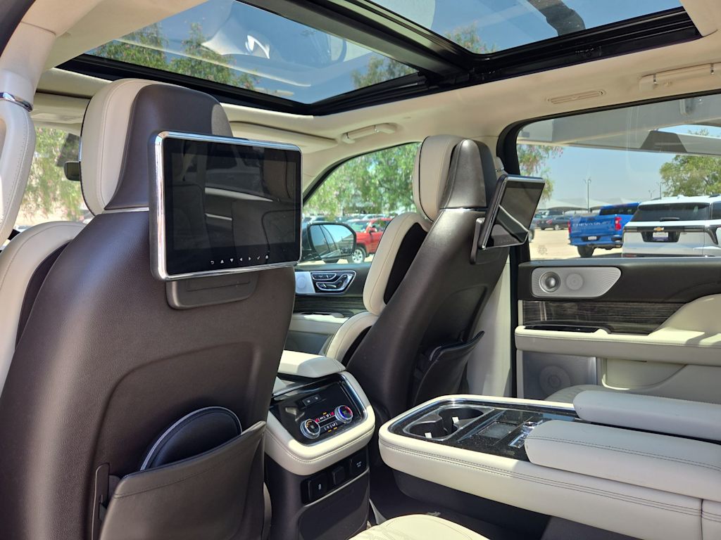 Thumbnail: 2020 Lincoln Navigator L - 13