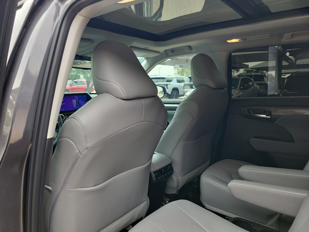 Thumbnail: 2025 Toyota Highlander - 13