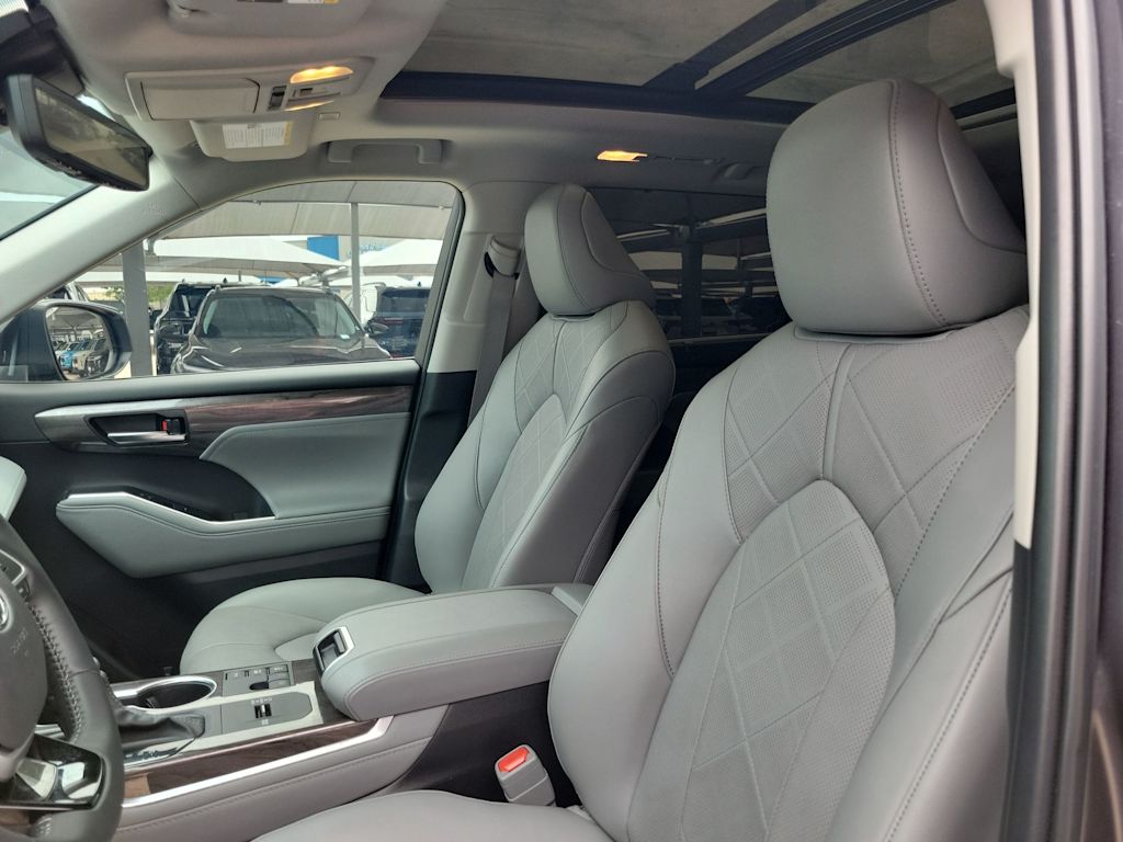 Thumbnail: 2025 Toyota Highlander - 11