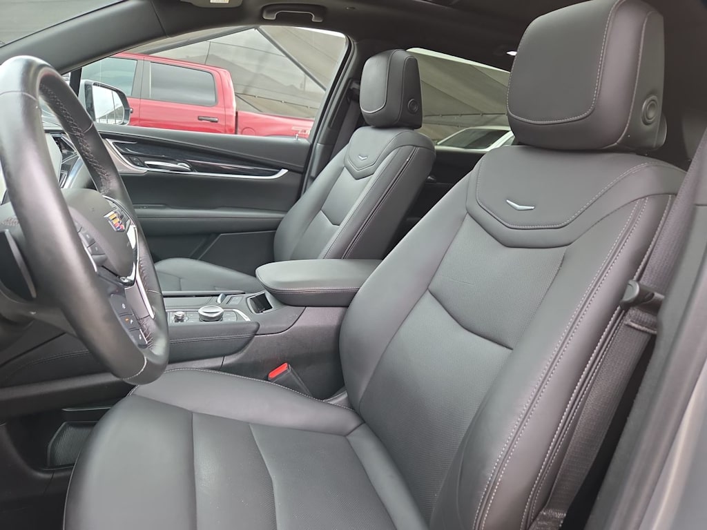 Thumbnail: 2023 Cadillac XT5 - 10