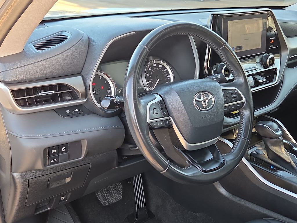 Thumbnail: 2023 Toyota Highlander - 2