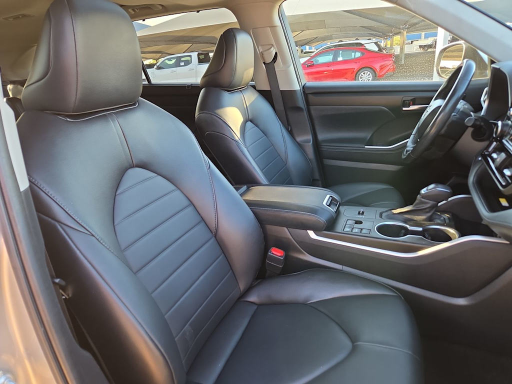Thumbnail: 2023 Toyota Highlander - 21