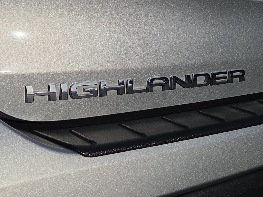 Thumbnail: 2023 Toyota Highlander - 7