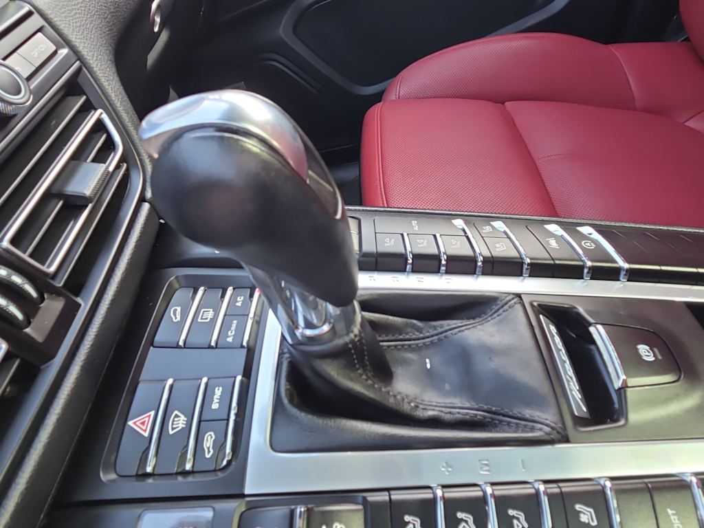 Thumbnail: 2020 Porsche Macan - 16