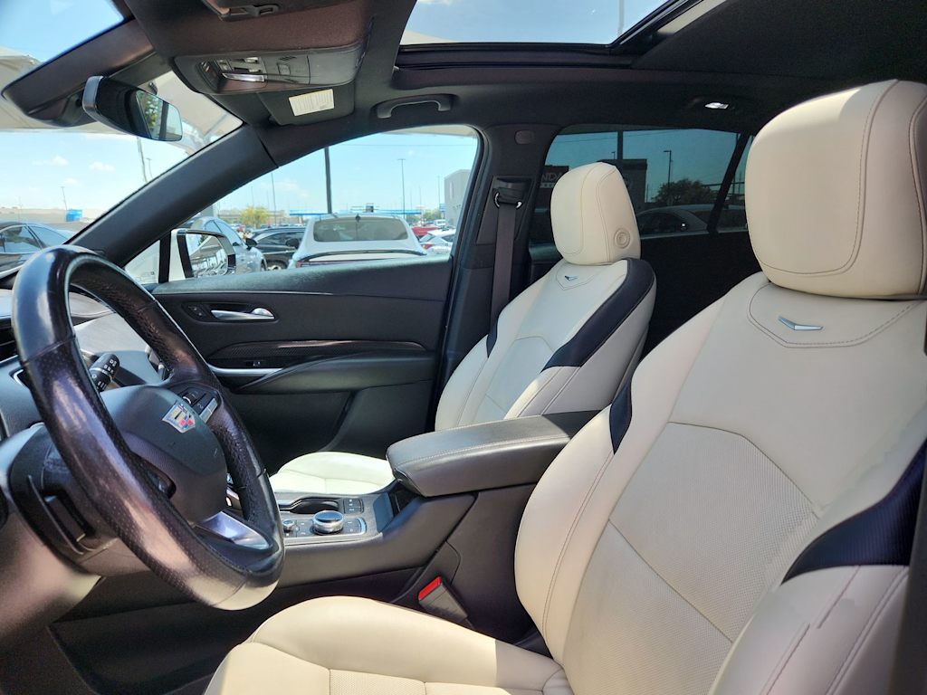 Thumbnail: 2021 Cadillac XT4 - 11