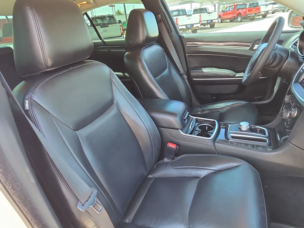 Thumbnail: 2022 Chrysler 300 - 20