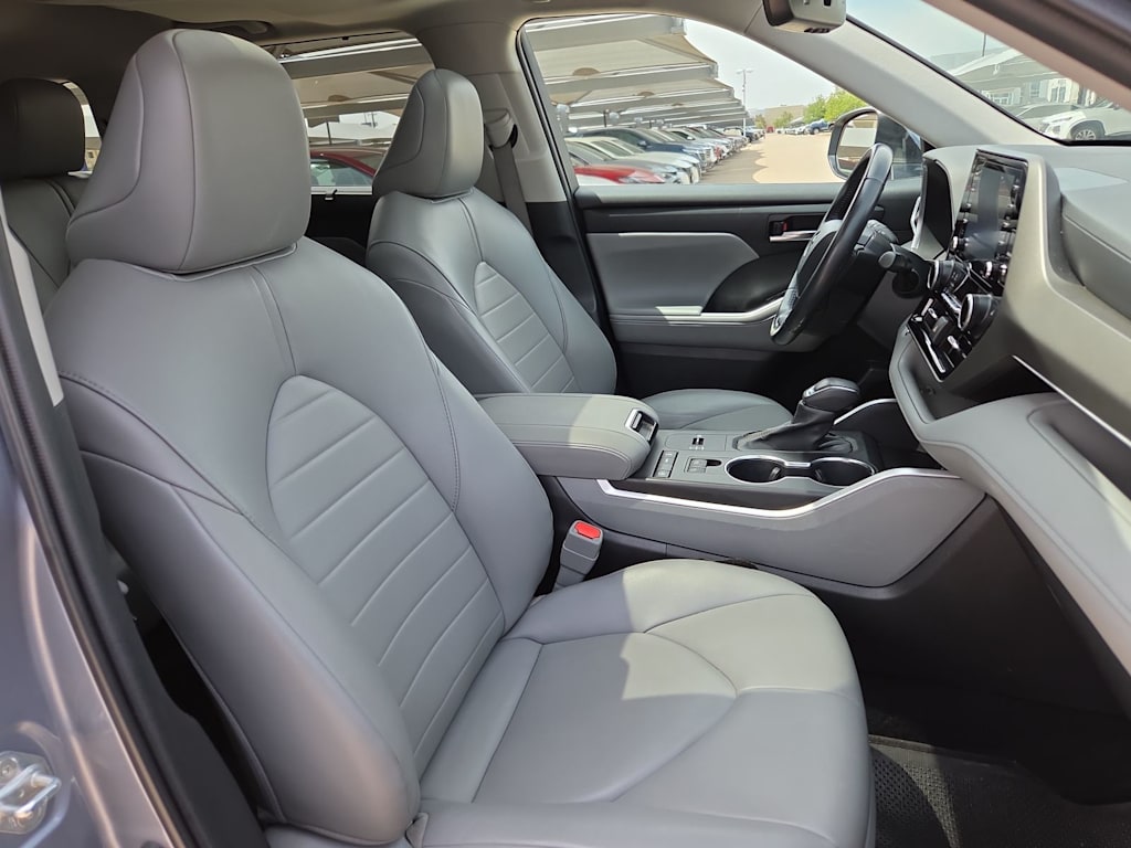 Thumbnail: 2022 Toyota Highlander - 22