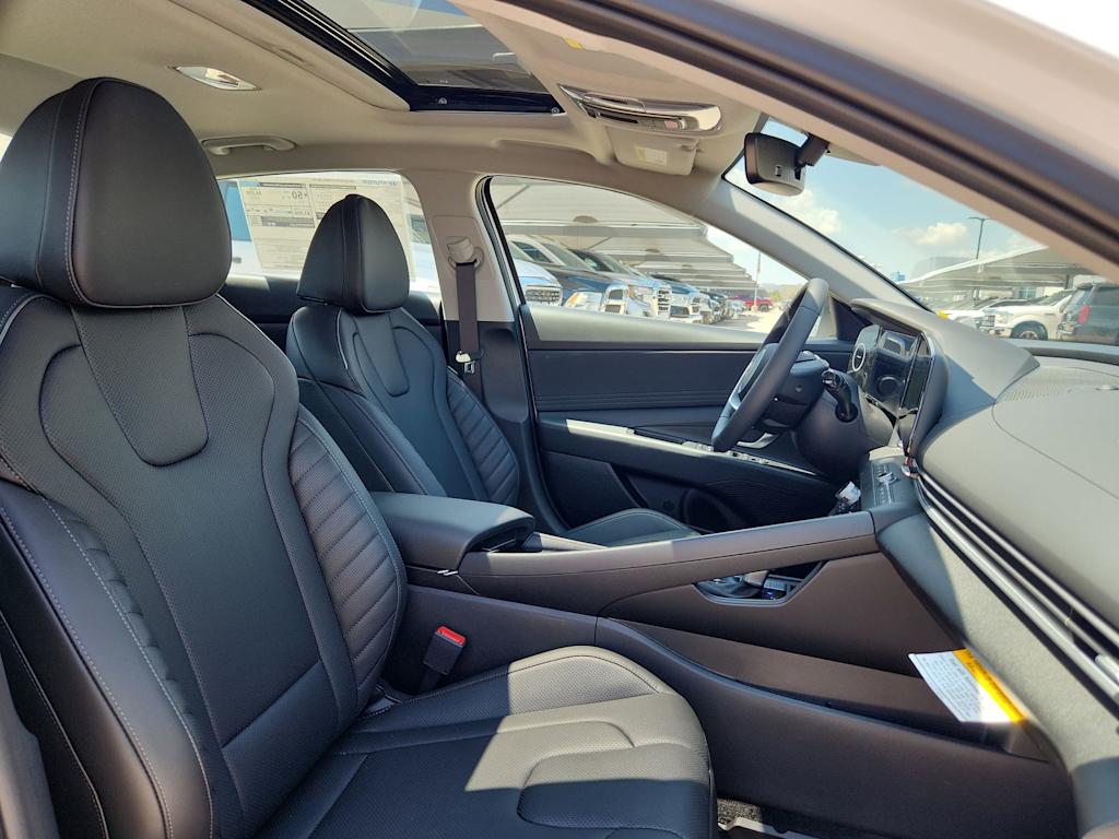 Thumbnail: 2025 Hyundai Elantra - 23