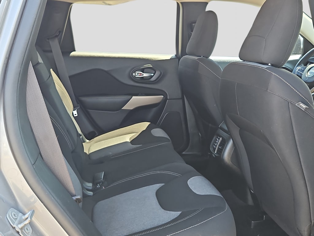 Thumbnail: 2018 Jeep Cherokee - 25