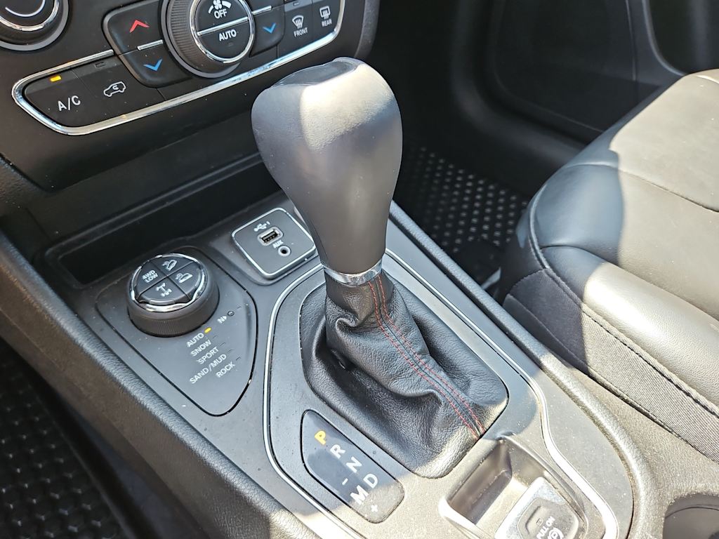 Thumbnail: 2020 Jeep Cherokee - 14